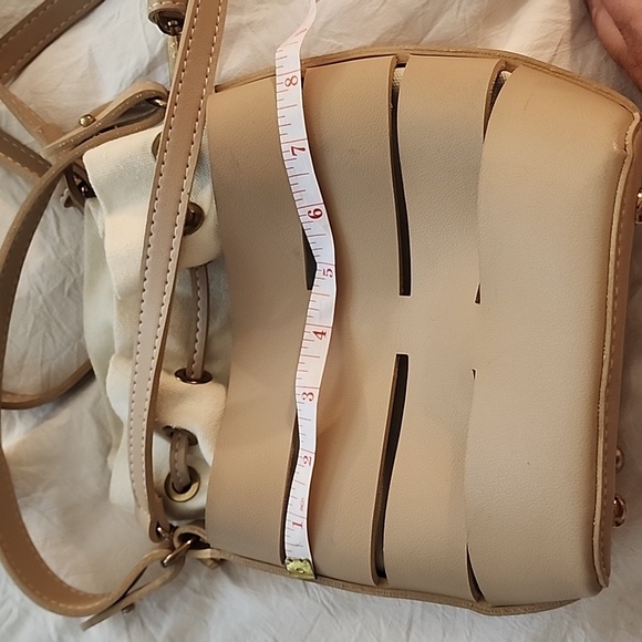 Small bucket bag no brand name in neutral colour - Picture 10 of 10